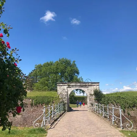 بيت ضيافة Aux Remparts De Montreuil مورويْ سور مير