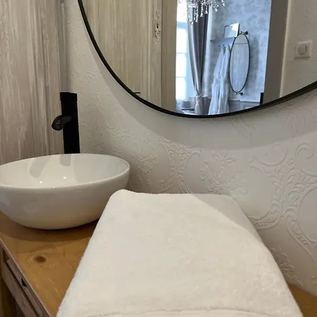 Aux Remparts De Montreuil مورويْ سور مير