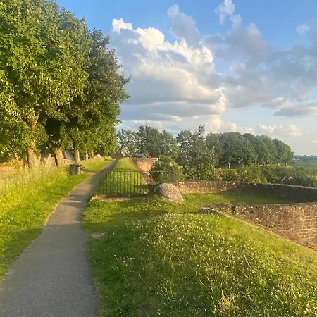 Aux Remparts De Montreuil بيت ضيافة